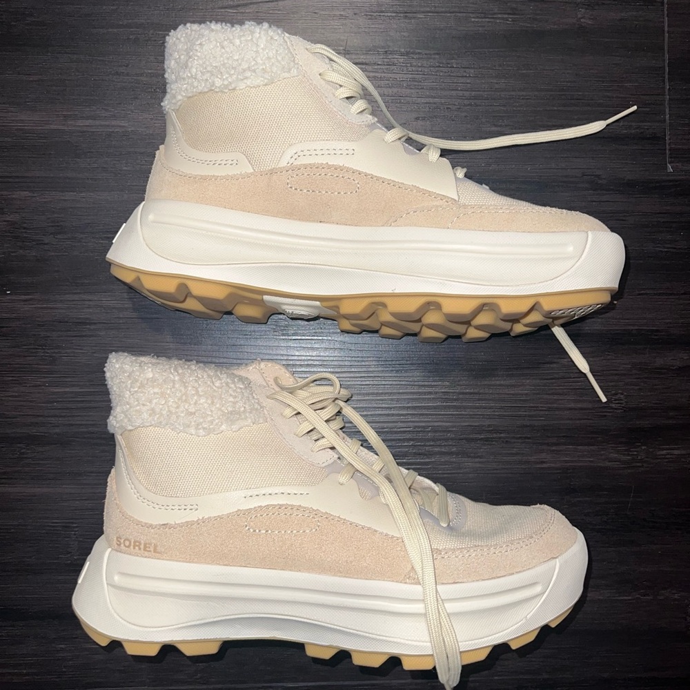 Sorel Women's Cream and Tan Boots